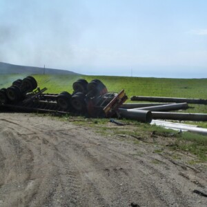 Dieser Laster hat mich kurz vorher überholt, und ich dacht mir daß der Schwerpunkt der Ladung ungünstig hoch ist