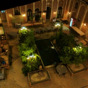 Die traditionellen Hotels haben einen Innenhof mit Wasserbecken